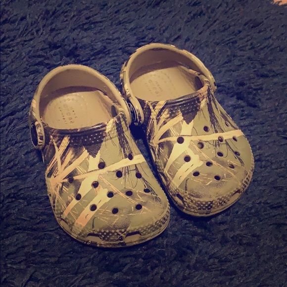Shoes Crocs Camo Size 5c Poshmark